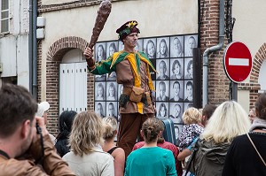 SPECTACLES DE RUES POUR LE FESTIVAL CULTUREL RUGL'ART, EXPOSITION DE PHOTOGRAPHIES GEANTES DES GENS DE LA VILLE SUR LES MURS, RUGLES, (27) EURE, FRANCE