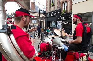 SPECTACLES DE RUES (LA BANDE A JOJO) POUR LE FESTIVAL CULTUREL RUGL'ART, EXPOSITION DE PHOTOGRAPHIES GEANTES DES GENS DE LA VILLE SUR LES MURS, RUGLES, (27) EURE, FRANCE