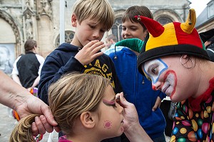 SPECTACLES DE RUES (STAND MAQUILLAGE DES ENFANTS) POUR LE FESTIVAL CULTUREL RUGL'ART, EXPOSITION DE PHOTOGRAPHIES GEANTES DES GENS DE LA VILLE SUR LES MURS, RUGLES, (27) EURE, FRANCE 