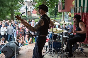 CONCERT DU GROUPE DE MUSIQUE 'LES MEGOTS' POUR LE FESTIVAL CULTUREL RUGL'ART, EXPOSITION DE PHOTOGRAPHIES GEANTES DES GENS DE LA VILLE SUR LES MURS, RUGLES, (27) EURE, FRANCE 