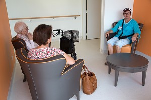 SALON D'ACCUEIL DES FAMILLES AVEC L'ANIMATRICE, EHPAD ANDRE COUTURIER, ETABLISSEMENT PUBLIC DU SUD DE L'EURE, HEBERGEMENT POUR PERSONNES AGEES INDEPENDANTES, RUGLES, EURE (27), FRANCE 