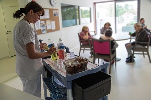 PAUSE GOUTER POUR LES RESIDANTS, EHPAD ANDRE COUTURIER, ETABLISSEMENT PUBLIC DU SUD DE L'EURE, HEBERGEMENT POUR PERSONNES AGEES INDEPENDANTES, RUGLES, EURE (27), FRANCE 