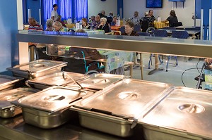 DEJEUNER DU MIDI DANS LA SALLE DE RESTAURATION, EHPAD ANDRE COUTURIER, ETABLISSEMENT PUBLIC DU SUD DE L'EURE, HEBERGEMENT POUR PERSONNES AGEES INDEPENDANTES, RUGLES, EURE (27), FRANCE 