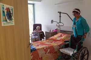 CHAMBRE D'UNE RESIDENTE AVEC SON AIDE SOIGNANTE, EHPAD ANDRE COUTURIER, ETABLISSEMENT PUBLIC DU SUD DE L'EURE, HEBERGEMENT POUR PERSONNES AGEES INDEPENDANTES, RUGLES, EURE (27), FRANCE 