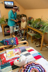 VISITE DE L'AIDE SOIGNANTE DANS LA CHAMBRE D'UNE RESIDENTE AVEC SES PLANTES VERTES, EHPAD ANDRE COUTURIER, ETABLISSEMENT PUBLIC DU SUD DE L'EURE, HEBERGEMENT POUR PERSONNES AGEES INDEPENDANTES, RUGLES, EURE (27), FRANCE 