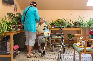 VISITE DE L'AIDE SOIGNANTE DANS LA CHAMBRE D'UNE RESIDENTE AVEC SES PLANTES VERTES, EHPAD ANDRE COUTURIER, ETABLISSEMENT PUBLIC DU SUD DE L'EURE, HEBERGEMENT POUR PERSONNES AGEES INDEPENDANTES, RUGLES, EURE (27), FRANCE 