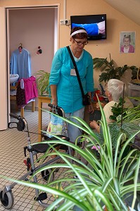VISITE DE L'AIDE SOIGNANTE DANS LA CHAMBRE D'UNE RESIDENTE AVEC SES PLANTES VERTES, EHPAD ANDRE COUTURIER, ETABLISSEMENT PUBLIC DU SUD DE L'EURE, HEBERGEMENT POUR PERSONNES AGEES INDEPENDANTES, RUGLES, EURE (27), FRANCE 