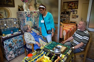 CHAMBRE PERSONNALISEE D'UN COUPLE DE RESIDENTS AVEC UNE AIDE-SOIGNANTE, EHPAD ANDRE COUTURIER, ETABLISSEMENT PUBLIC DU SUD DE L'EURE, HEBERGEMENT POUR PERSONNES AGEES INDEPENDANTES, RUGLES, EURE (27), FRANCE 