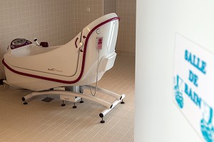 SALLE DE BAIN AVEC BAIGNOIRE DE BALNEOTHERAPIE, EHPAD ANDRE COUTURIER, ETABLISSEMENT PUBLIC DU SUD DE L'EURE, HEBERGEMENT POUR PERSONNES AGEES INDEPENDANTES, RUGLES, EURE (27), FRANCE 