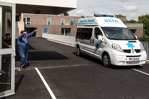 AMBULANCE PRIVEE DEVANT L'ENTREE DE L'EHPAD ANDRE COUTURIER, ETABLISSEMENT PUBLIC DU SUD DE L'EURE, HEBERGEMENT POUR PERSONNES AGEES INDEPENDANTES, RUGLES, EURE (27), FRANCE 