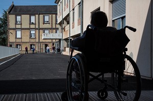 RESIDENT EN FAUTEUIL ROULANT DEVANT L'ENTREE DE L'EHPAD ANDRE COUTURIER, ETABLISSEMENT PUBLIC DU SUD DE L'EURE, HEBERGEMENT POUR PERSONNES AGEES INDEPENDANTES, RUGLES, EURE (27), FRANCE 