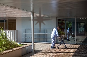 RESIDENT EN DEAMBULATEUR, EHPAD ANDRE COUTURIER, ETABLISSEMENT PUBLIC DU SUD DE L'EURE, HEBERGEMENT POUR PERSONNES AGEES INDEPENDANTES, RUGLES, EURE (27), FRANCE 