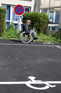 RESIDENT EN FAUTEUIL ROULANT SUR UNE ZONE DE CIRCULATION RESERVEE, EHPAD ANDRE COUTURIER, ETABLISSEMENT PUBLIC DU SUD DE L'EURE, HEBERGEMENT POUR PERSONNES AGEES INDEPENDANTES, RUGLES, EURE (27), FRANCE 