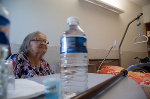 RESIDENTE DANS SA CHAMBRE, EHPAD ANDRE COUTURIER, ETABLISSEMENT PUBLIC DU SUD DE L'EURE, HEBERGEMENT POUR PERSONNES AGEES INDEPENDANTES, RUGLES, EURE (27), FRANCE 
