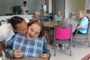 AIDE-SOIGNANTE AVEC UNE RESIDENTE, BISOU ET GESTE AFFECTIF, EHPAD ANDRE COUTURIER, ETABLISSEMENT PUBLIC DU SUD DE L'EURE, HEBERGEMENT POUR PERSONNES AGEES INDEPENDANTES, RUGLES, EURE (27), FRANCE 