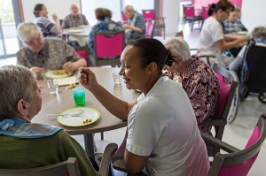 DEJEUNER DU MIDI DANS LA SALLE DE RESTAURATION, EHPAD ANDRE COUTURIER, ETABLISSEMENT PUBLIC DU SUD DE L'EURE, HEBERGEMENT POUR PERSONNES AGEES INDEPENDANTES, RUGLES, EURE (27), FRANCE 