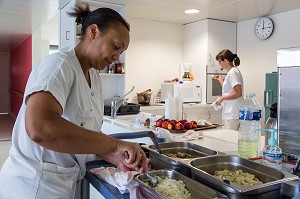 PREPARATION DU DEJEUNER DU MIDI DANS LA SALLE DE RESTAURATION, EHPAD ANDRE COUTURIER, ETABLISSEMENT PUBLIC DU SUD DE L'EURE, HEBERGEMENT POUR PERSONNES AGEES INDEPENDANTES, RUGLES, EURE (27), FRANCE 