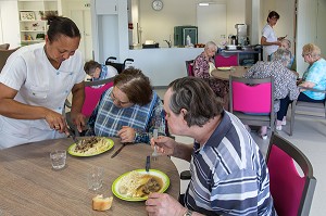 DEJEUNER DU MIDI DANS LA SALLE DE RESTAURATION, EHPAD ANDRE COUTURIER, ETABLISSEMENT PUBLIC DU SUD DE L'EURE, HEBERGEMENT POUR PERSONNES AGEES INDEPENDANTES, RUGLES, EURE (27), FRANCE 