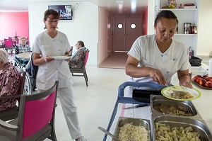 DEJEUNER DU MIDI DANS LA SALLE DE RESTAURATION, EHPAD ANDRE COUTURIER, ETABLISSEMENT PUBLIC DU SUD DE L'EURE, HEBERGEMENT POUR PERSONNES AGEES INDEPENDANTES, RUGLES, EURE (27), FRANCE 