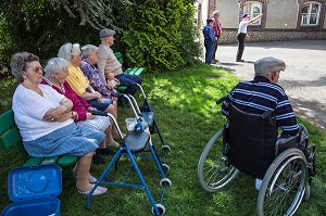 PARTIE DE PETANQUE POUR LES RESIDENTS AVEC L'ANIMATRICE DU CENTRE, EHPAD ANDRE COUTURIER, ETABLISSEMENT PUBLIC DU SUD DE L'EURE, HEBERGEMENT POUR PERSONNES AGEES INDEPENDANTES, RUGLES, EURE (27), FRANCE 