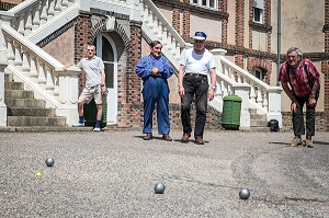 PARTIE DE PETANQUE POUR LES RESIDENTS AVEC L'ANIMATRICE DU CENTRE, EHPAD ANDRE COUTURIER, ETABLISSEMENT PUBLIC DU SUD DE L'EURE, HEBERGEMENT POUR PERSONNES AGEES INDEPENDANTES, RUGLES, EURE (27), FRANCE 