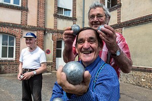 PARTIE DE PETANQUE POUR LES RESIDENTS AVEC L'ANIMATRICE DU CENTRE, EHPAD ANDRE COUTURIER, ETABLISSEMENT PUBLIC DU SUD DE L'EURE, HEBERGEMENT POUR PERSONNES AGEES INDEPENDANTES, RUGLES, EURE (27), FRANCE 