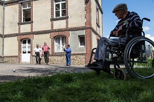 RESIDENT A FAUTEUIL DEVANT UNE PARTIE DE PETANQUE POUR LES RESIDENTS AVEC L'ANIMATRICE DU CENTRE, EHPAD ANDRE COUTURIER, ETABLISSEMENT PUBLIC DU SUD DE L'EURE, HEBERGEMENT POUR PERSONNES AGEES INDEPENDANTES, RUGLES, EURE (27), FRANCE 