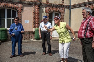 PARTIE DE PETANQUE POUR LES RESIDENTS AVEC L'ANIMATRICE DU CENTRE, EHPAD ANDRE COUTURIER, ETABLISSEMENT PUBLIC DU SUD DE L'EURE, HEBERGEMENT POUR PERSONNES AGEES INDEPENDANTES, RUGLES, EURE (27), FRANCE 