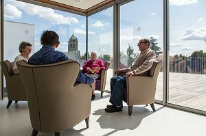 RESIDENT DANS LE PETIT SALON DE LECTURE, EHPAD ANDRE COUTURIER, ETABLISSEMENT PUBLIC DU SUD DE L'EURE, HEBERGEMENT POUR PERSONNES AGEES INDEPENDANTES, RUGLES, EURE (27), FRANCE 