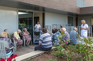 RESIDENTS RASSEMBLES POUR LE GOUTER, EHPAD ANDRE COUTURIER, ETABLISSEMENT PUBLIC DU SUD DE L'EURE, HEBERGEMENT POUR PERSONNES AGEES INDEPENDANTES, RUGLES, EURE (27), FRANCE 