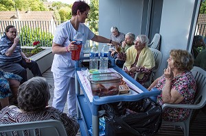 RESIDENTS RASSEMBLES POUR LE GOUTER, EHPAD ANDRE COUTURIER, ETABLISSEMENT PUBLIC DU SUD DE L'EURE, HEBERGEMENT POUR PERSONNES AGEES INDEPENDANTES, RUGLES, EURE (27), FRANCE 