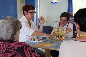 AIDE-SOIGNANTE ANIMATRICE POUR L'ORGANISATION D'UN LOTO POUR LES RESIDENTS, EHPAD ANDRE COUTURIER, ETABLISSEMENT PUBLIC DU SUD DE L'EURE, HEBERGEMENT POUR PERSONNES AGEES INDEPENDANTES, RUGLES, EURE (27), FRANCE 