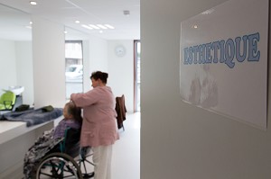 COIFFEUSE ET RESIDENTES DANS LE SALON DE COIFFURE ET ESTHETIQUE DE L'EHPAD ANDRE COUTURIER, ETABLISSEMENT PUBLIC DU SUD DE L'EURE, HEBERGEMENT POUR PERSONNES AGEES INDEPENDANTES, RUGLES, EURE (27), FRANCE 