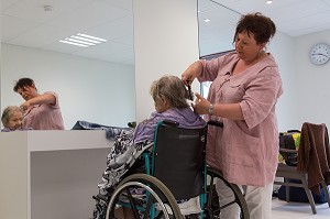 COIFFEUSE ET RESIDENTES DANS LE SALON DE COIFFURE ET ESTHETIQUE DE L'EHPAD ANDRE COUTURIER, ETABLISSEMENT PUBLIC DU SUD DE L'EURE, HEBERGEMENT POUR PERSONNES AGEES INDEPENDANTES, RUGLES, EURE (27), FRANCE 