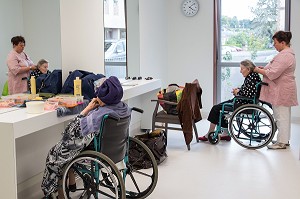 RESIDENTES DANS LE SALON DE COIFFURE ET ESTHETIQUE DE L'EHPAD ANDRE COUTURIER, ETABLISSEMENT PUBLIC DU SUD DE L'EURE, HEBERGEMENT POUR PERSONNES AGEES INDEPENDANTES, RUGLES, EURE (27), FRANCE 