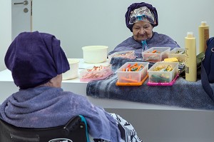 RESIDENTES DANS LE SALON DE COIFFURE ET ESTHETIQUE DE L'EHPAD ANDRE COUTURIER, ETABLISSEMENT PUBLIC DU SUD DE L'EURE, HEBERGEMENT POUR PERSONNES AGEES INDEPENDANTES, RUGLES, EURE (27), FRANCE 