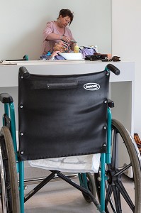 COIFFEUSE ET RESIDENTES DANS LE SALON DE COIFFURE ET ESTHETIQUE DE L'EHPAD ANDRE COUTURIER, ETABLISSEMENT PUBLIC DU SUD DE L'EURE, HEBERGEMENT POUR PERSONNES AGEES INDEPENDANTES, RUGLES, EURE (27), FRANCE 