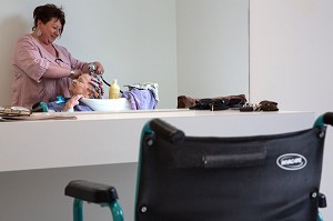 COIFFEUSE ET RESIDENTES DANS LE SALON DE COIFFURE ET ESTHETIQUE DE L'EHPAD ANDRE COUTURIER, ETABLISSEMENT PUBLIC DU SUD DE L'EURE, HEBERGEMENT POUR PERSONNES AGEES INDEPENDANTES, RUGLES, EURE (27), FRANCE 