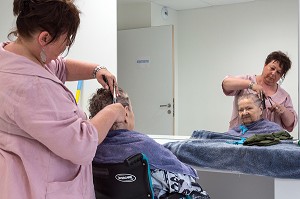 COIFFEUSE ET RESIDENTES DANS LE SALON DE COIFFURE ET ESTHETIQUE DE L'EHPAD ANDRE COUTURIER, ETABLISSEMENT PUBLIC DU SUD DE L'EURE, HEBERGEMENT POUR PERSONNES AGEES INDEPENDANTES, RUGLES, EURE (27), FRANCE 