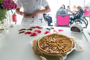 TARTE AUX POMMES FAITE MAISON POUR LES RESIDENTS, EHPAD ANDRE COUTURIER, ETABLISSEMENT PUBLIC DU SUD DE L'EURE, HEBERGEMENT POUR PERSONNES AGEES INDEPENDANTES, RUGLES, EURE (27), FRANCE 