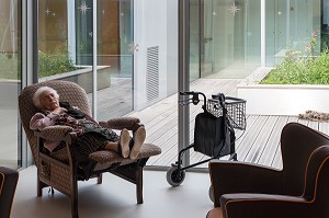 REPOS DANS LE SALON DE DETENTE DE L'EHPAD ANDRE COUTURIER, ETABLISSEMENT PUBLIC DU SUD DE L'EURE, HEBERGEMENT POUR PERSONNES AGEES INDEPENDANTES, RUGLES, EURE (27), FRANCE 