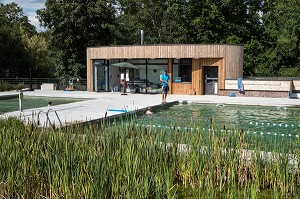 PISCINE CANTONALE AVEC SON BASSIN DE BAIGNADE BIOLOGIQUE ET ECOLOGIQUE AVEC FILTRATION NATURELLE PAR LES PLANTES AQUATIQUES ET CHAUFFAGE SOLAIRE, VILLE DE RUGLES (27), FRANCE 