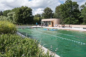 PISCINE CANTONALE AVEC SON BASSIN DE BAIGNADE BIOLOGIQUE ET ECOLOGIQUE AVEC FILTRATION NATURELLE PAR LES PLANTES AQUATIQUES ET CHAUFFAGE SOLAIRE, VILLE DE RUGLES (27), FRANCE 