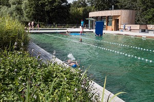 PISCINE CANTONALE AVEC SON BASSIN DE BAIGNADE BIOLOGIQUE ET ECOLOGIQUE AVEC FILTRATION NATURELLE PAR LES PLANTES AQUATIQUES ET CHAUFFAGE SOLAIRE, VILLE DE RUGLES (27), FRANCE 