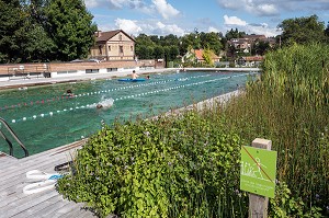 PISCINE CANTONALE AVEC SON BASSIN DE BAIGNADE BIOLOGIQUE ET ECOLOGIQUE AVEC FILTRATION NATURELLE PAR LES PLANTES AQUATIQUES ET CHAUFFAGE SOLAIRE, VILLE DE RUGLES (27), FRANCE 