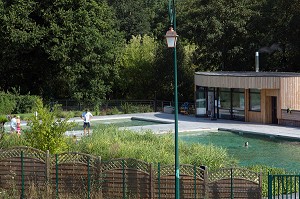 PISCINE CANTONALE AVEC SON BASSIN DE BAIGNADE BIOLOGIQUE ET ECOLOGIQUE AVEC FILTRATION NATURELLE PAR LES PLANTES AQUATIQUES ET CHAUFFAGE SOLAIRE, VILLE DE RUGLES (27), FRANCE 