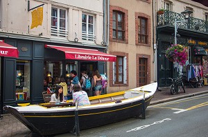RESTAURANT DANS UNE BARQUE DANS LA RUE COMMERCANTE, GRANVILLE, MANCHE (50), FRANCE 