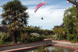 PARAPENTE AU-DESSUS DU JARDIN DU MUSEE CHRISTIAN DIOR, LA VILLA 'LES RHUMBS' MAISON DES ILLUSTRES, GRANVILLE, MANCHE (50), FRANCE 