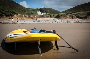 PLANCHE A VOILE SUR LA PLAGE D'ECALGRAIN PRES DU NEZ DE JOBOURG, MANCHE (50), FRANCE 