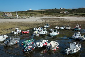 BATEAUX DANS LE PORT DE GOURY A MAREE BASSE, MANCHE (50), FRANCE 